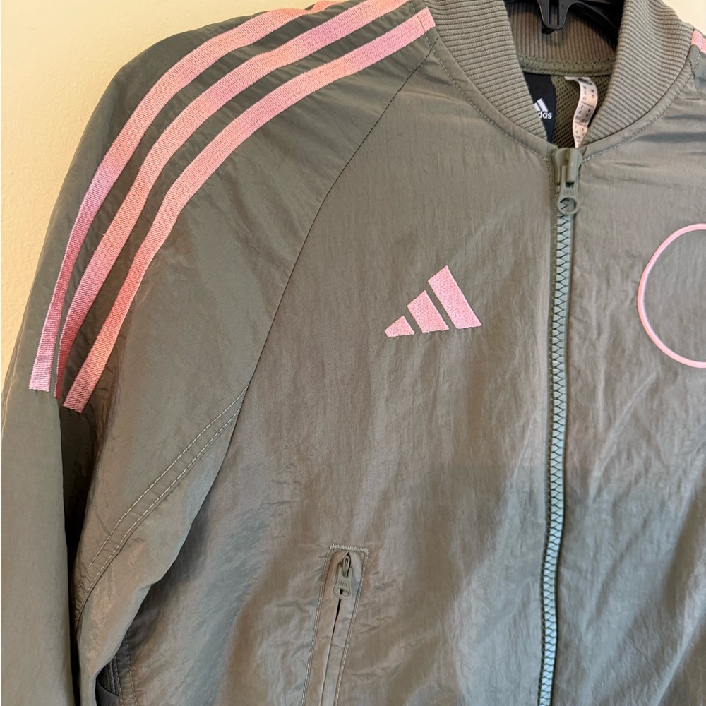 Adidas VRCT Gray Woven Legend Green Jacket with Pink Stripes *NEW WITHOUT TAGS* - Picture 3 of 13